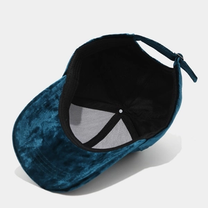 Détail d'une casquette en velours montrant la doublure noire et la boucle réglable