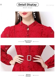 Détail d'une robe en dentelle rouge montrant col montant, boutons et boucle de ceinture strass