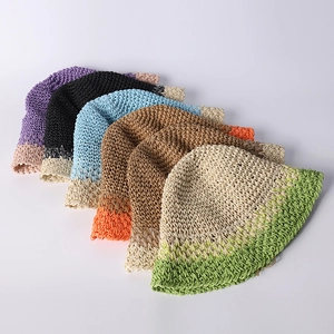 Dettaglio di cappelli di paglia fatti a mano in sei colori con motivi all'uncinetto