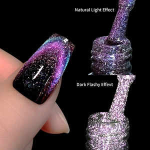 Smalto per unghie cat eye con effetto luce naturale e glitter riflettenti scintillanti