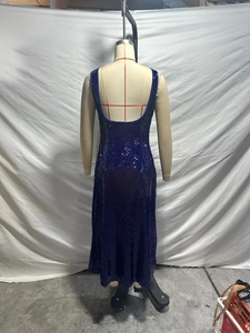 Dettaglio dell'abito da sera blu scuro con paillettes che mostra il design a U sulla schiena