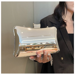 Details der silbernen Acryl-Box-Tasche mit Strass-Verschluss und Kettengurt