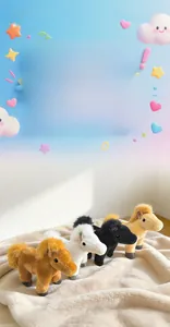 Détail de quatre porte-clés poneys en peluche colorés sur un fond en peau de mouton blanc