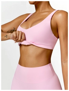 Détail du tissu d'un ensemble de yoga rose pâle avec legging de sport sans couture taille haute