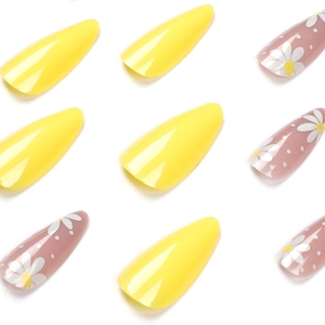 Faux ongles amande courts avec finition jaune brillante et motifs fleurs marguerites