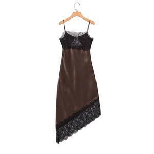 Robe en satin marron avec bordure en dentelle noire et ourlet asymétrique sur fond blanc
