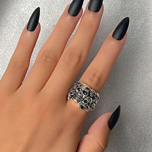 Anello gotico punk con teschi in argento retrò per un look streetwear alla moda