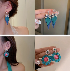 Detalle de los pendientes de flores con borlas, cuentas, piedras azules y cristales