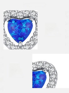 Détail macro des boucles d'oreilles cœur en argent S925 avec opale bleue et zircons