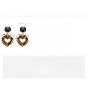 Détails des boucles d'oreilles cœur avec strass gris et dimensions des tiges en argent