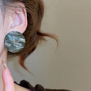 Boucles d'oreilles pendantes rondes en acrylique à motif marbre vert et tiges en argent