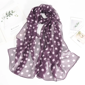 Flat lay di sciarpa in chiffon viola a pois con decorazioni estetiche minimaliste
