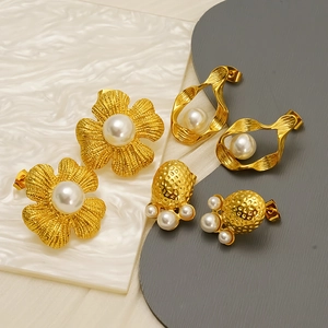 Three pairs of vintage 18k gold flower earrings with white pearls in French style