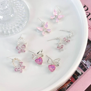 Detailansicht der rosa Kristall Schmetterling Ohrringe mit Perlen und Herz Zirkon