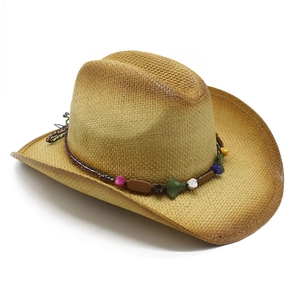 Chapeau de cowboy classique en paille avec bande perlée colorée vue sous un angle de 45°