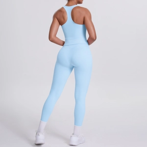 Vue arrière de l'ensemble de yoga bleu clair avec débardeur dos nageur et legging gainant