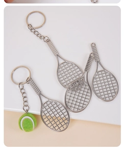 Dettaglio dei portachiavi a racchetta di tennis in lega con pallina da tennis verde mini