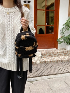 Mini sac à dos mignon en peluche léopard avec un pendentif en forme d'ours blanc
