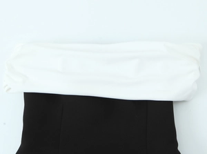 Vue détaillée d'une robe midi bustier noire et blanche avec encolure contrastée pliée
