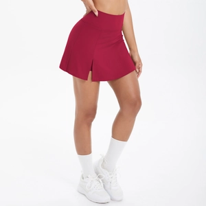 Detail eines weinroten Sport-Skorts mit Seitenschlitz und integrierter Innenshorts für Tennis