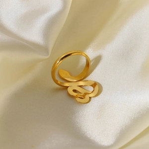 Elegante anello aperto a forma di serpente placcato oro 18K su tessuto di seta bianca