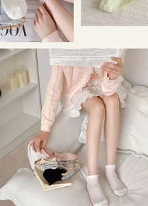 Detail of breathable combed cotton ankle socks with rolled edges and mesh texture
