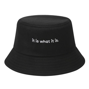 Bob en coton noir avec broderie blanche 'it is what it is' sur fond blanc neutre