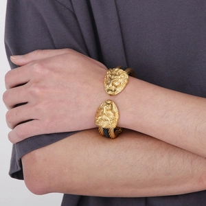 Gros plan détaillé du bracelet jonc ouvert à double tête de lion dorée et ciselée