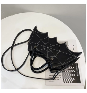 Halloween Fledermaus PU Leder Umhängetasche mit Spinnennetz Stickerei und Kreuz Dekor.