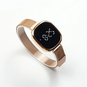 Détail de la montre tactile LED or rose avec heure digitale et bracelet maille