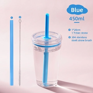 Detail of 450ml Tritan straw cup with blue accessories and stainless steel cleaning brush