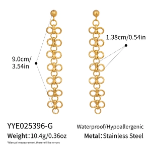Tableau de tailles pour boucles d'oreilles trèfle en acier doré de 9,0 cm de long