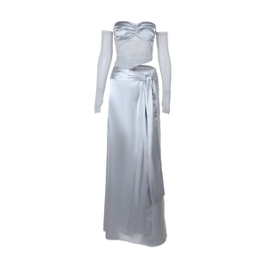 Ensemble robe longue en satin trois pièces avec bustier et manches bleu clair argent