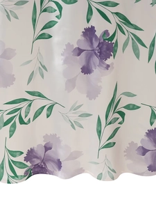 Gros plan sur le tissu en soie avec motifs floraux violets et ourlet ondulé