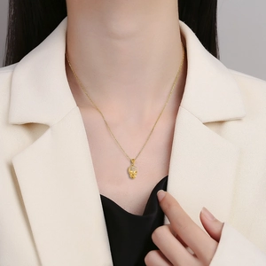Collier tête de mort doré style hip hop serti de cristaux sur un mannequin