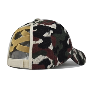 Detailansicht der Camouflage-Baseballkappe mit elastischem Überkreuz-Pferdeschwanz