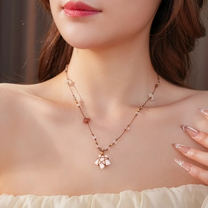 Gros plan d'un collier avec pendentif étoile blanche et cordon marron sur un mannequin