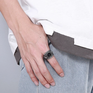 Anello punk serpente argento da uomo con cristallo nero sulla mano del modello
