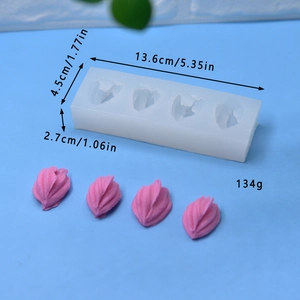 Silikon-Blumenform mit Maßen und 4-Kammer-Rosa-Bastelarbeiten auf blauem Hintergrund