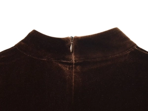 Gros plan d'une robe en velours marron foncé avec fermeture éclair invisible au dos
