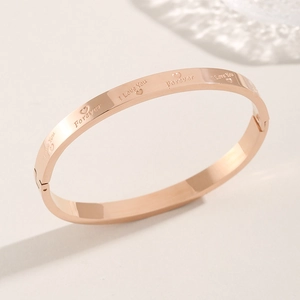 Detailaufnahme des roségoldenen Titan-Armbands mit Forever I Love You Gravur