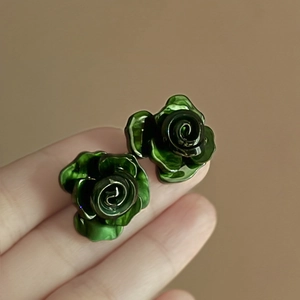 Elegante dunkelgrüne Rosen-Ohrstecker mit Schichtblatt-Design und glasierter Oberfläche