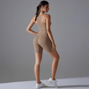 Dettaglio laterale di un set reggiseno sportivo e pantaloncini yoga kaki senza cuciture