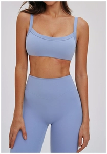 Vista dettagliata del set yoga blu opaco con reggiseno sportivo a spalline larghe e leggings