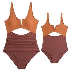 Détail de maillots de bain famille bicolores avec découpes en orange brûlé et marron