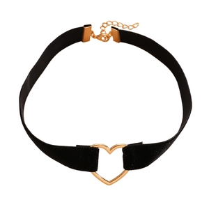 Dettaglio del choker in velluto nero con pendente a cuore dorato e chiusura a moschettone