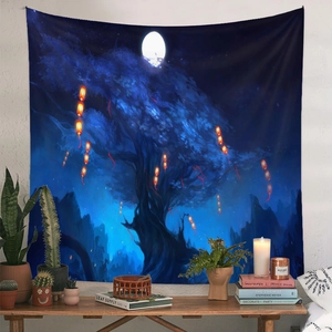 Dettaglio dell'arazzo foresta fantasy con albero a lanterne e cielo con luna piena