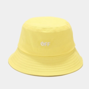 Ricamo OFF dettagliato su un cappello a secchiello in cotone giallo acceso