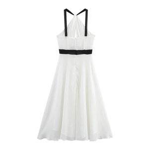 Robe dos nu blanche élégante avec bordure noire contrastée et design ajouré