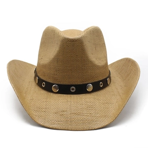 Cappello da cowboy in paglia con fascia in pelle borchiata e tesa larga curva